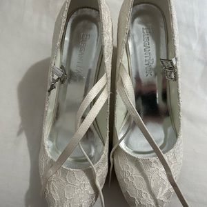 Elegant Park lace ivory and white lace bridal pumps